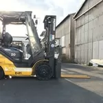 Газ-бензиновий навантажувач Komatsu,  компакт з кабіною та позиціонером