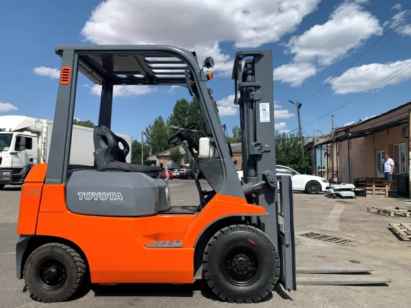 Вилковий автонавантажувач Toyota на 1.5 тонни. Модель: 7FGL15.  6
