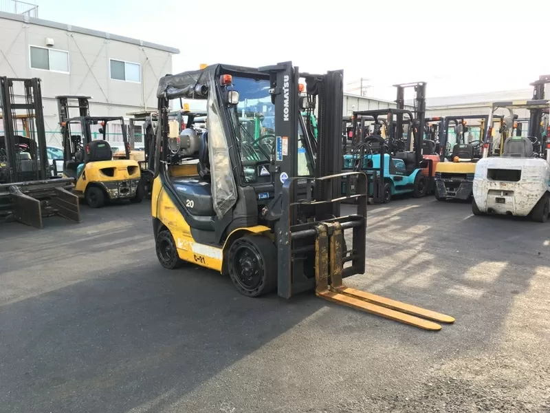 Газ-бензиновий навантажувач Komatsu, компакт з кабіною та позиціонером 2