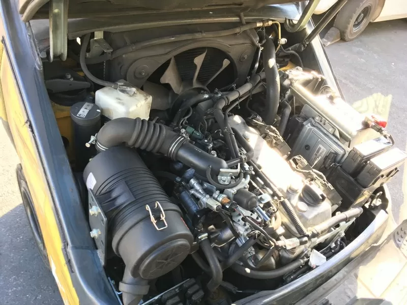 Газ-бензиновий навантажувач Komatsu, компакт з кабіною та позиціонером 7