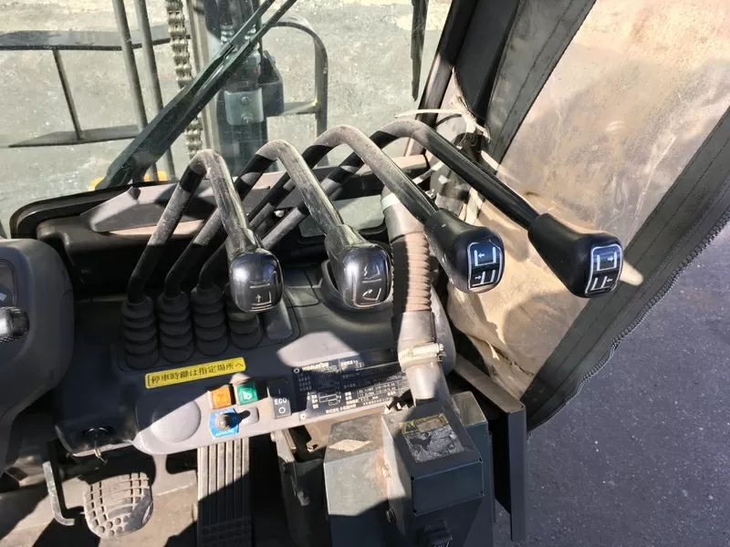 Газ-бензиновий навантажувач Komatsu, компакт з кабіною та позиціонером 8